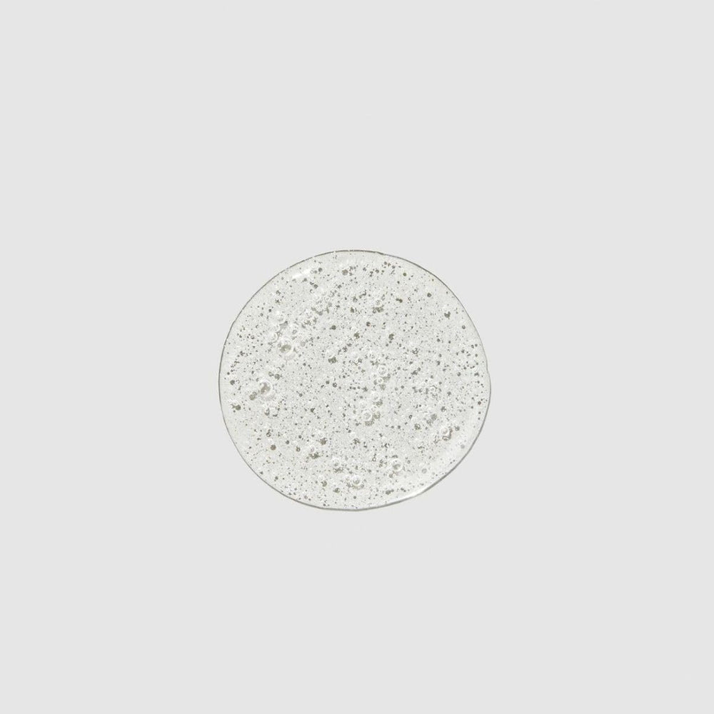 Textura de espuma suave de Paul Mitchell Super Strong Shampoo para lavado delicado.