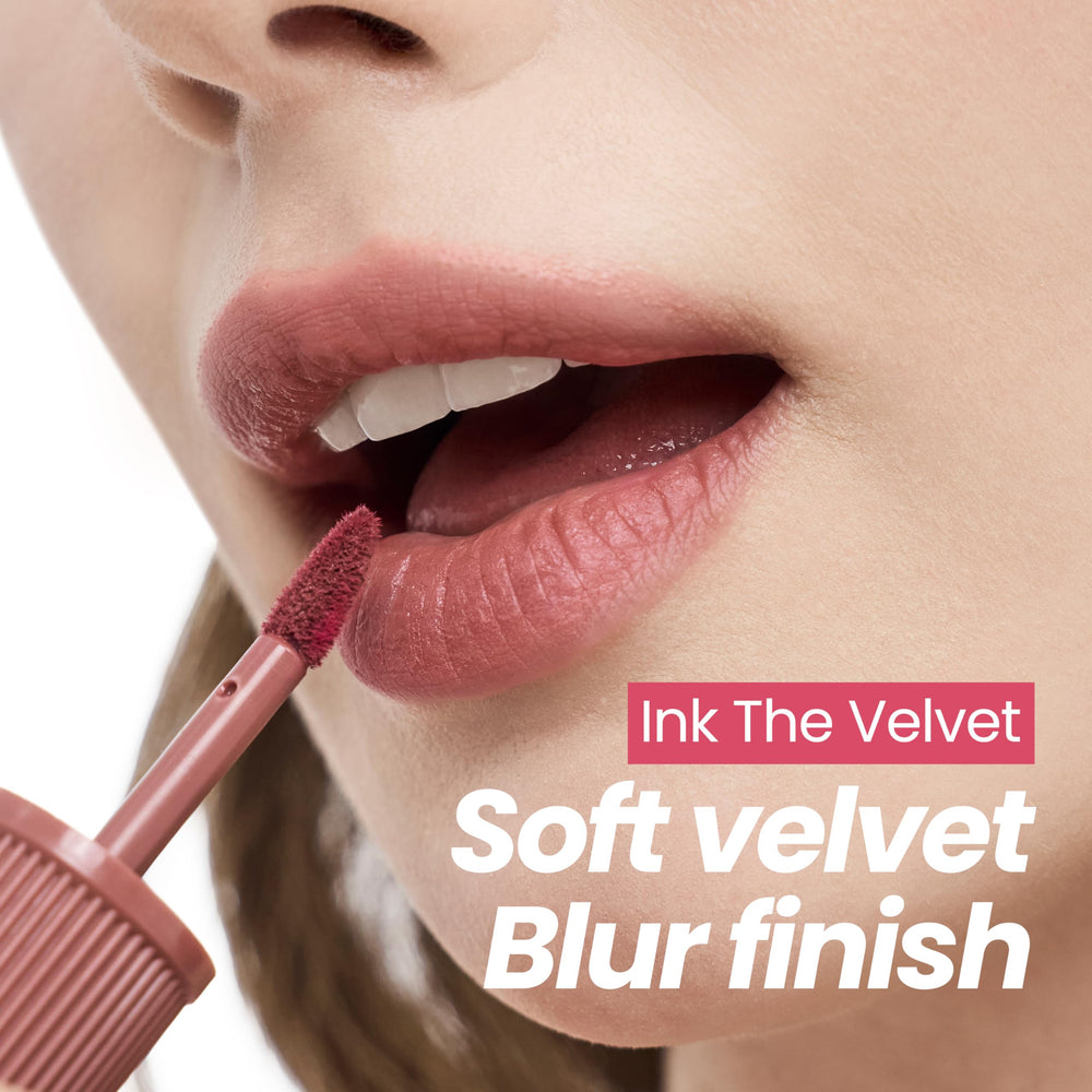 Peripera Ink the Velvet Lip Tint aplica con aplicador cushion para uniformidad.
