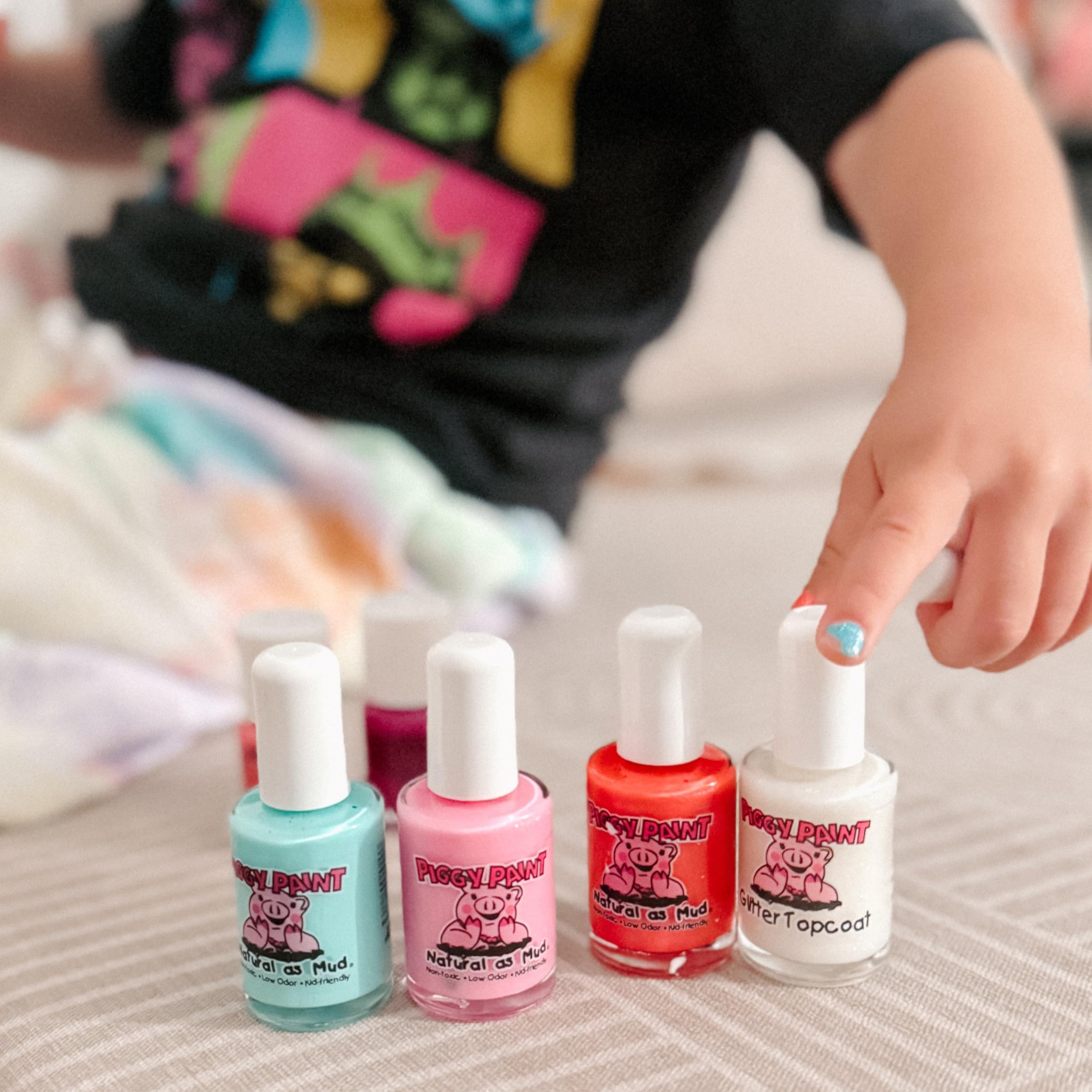 Resalta colores existentes con Glitter Topcoat de Piggy Paint para fiestas.