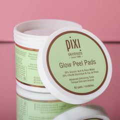 Pixi Glow Peel Pads aplicadas en la noche para tono uniforme.