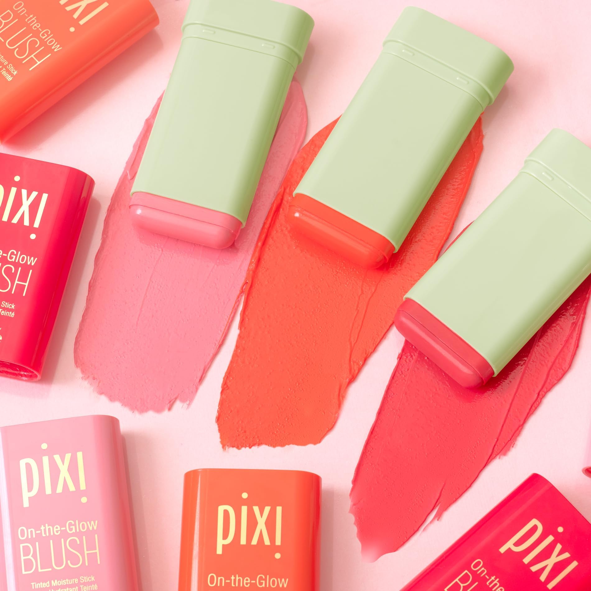 Aplicación de Pixi On-the-Glow Blush Ruby en mejillas para un brillo suave.