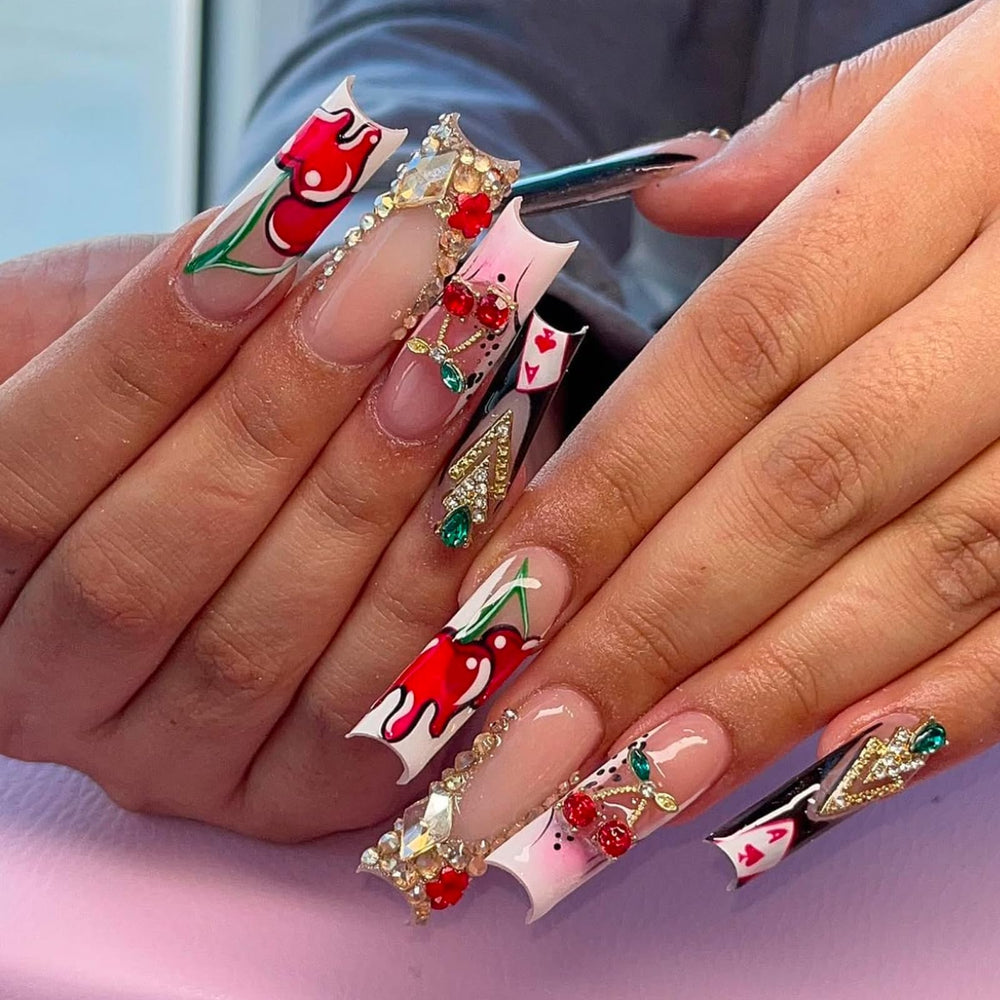 Dijes Pizadix uñas coronas doradas para un toque regio en cualquier look.