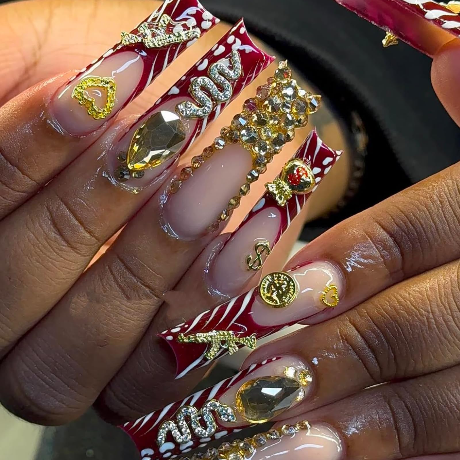 Dijes Pizadix uñas lazos dorados para un detalle delicado y elegante.