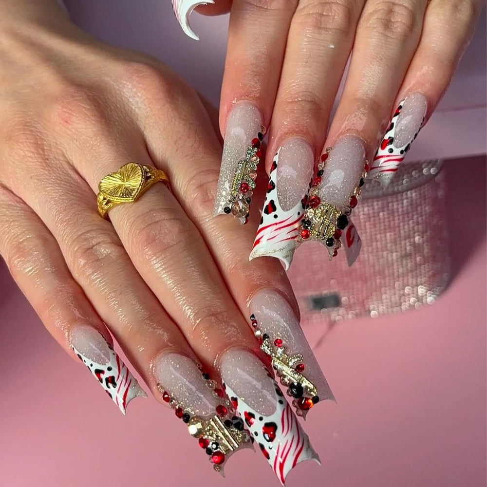 Dijes Pizadix uñas pistolas doradas para estilo atrevido y moderno.