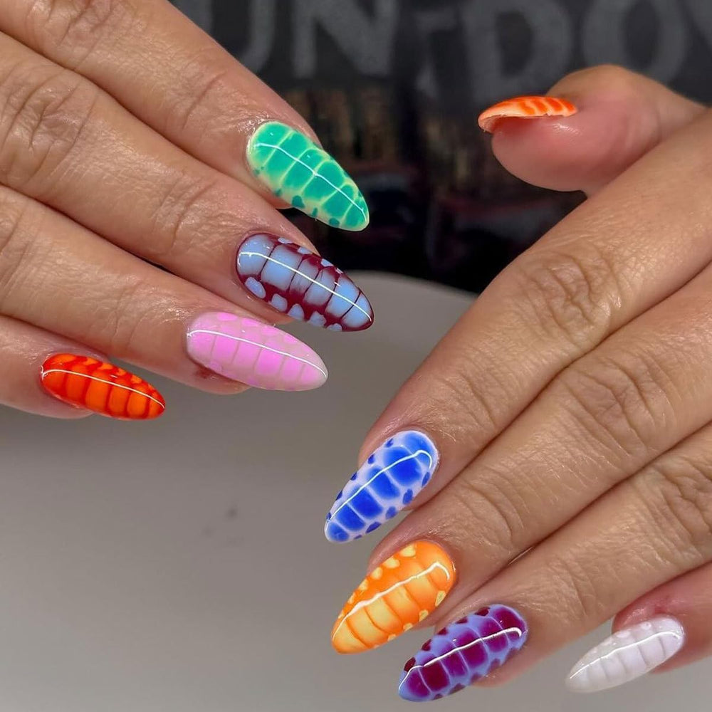 Uñas postizas plalely en almendra con diseño floral para un look elegante