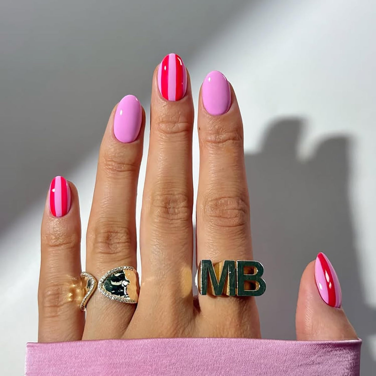 Uñas Posyofet cortas en almendra rosa con diseño brillante para ocasiones.
