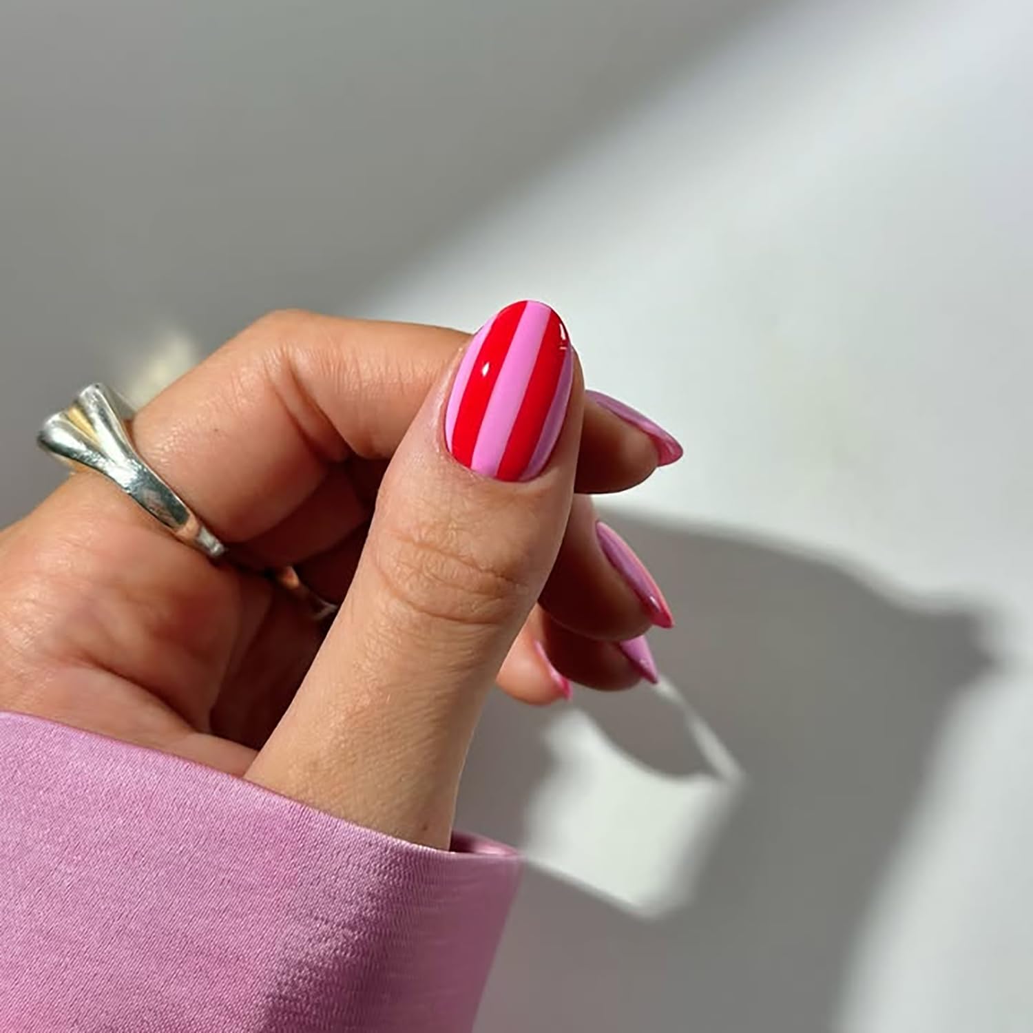 Uñas Posyofet con diseño de rayas brillantes para un acabado llamativo.