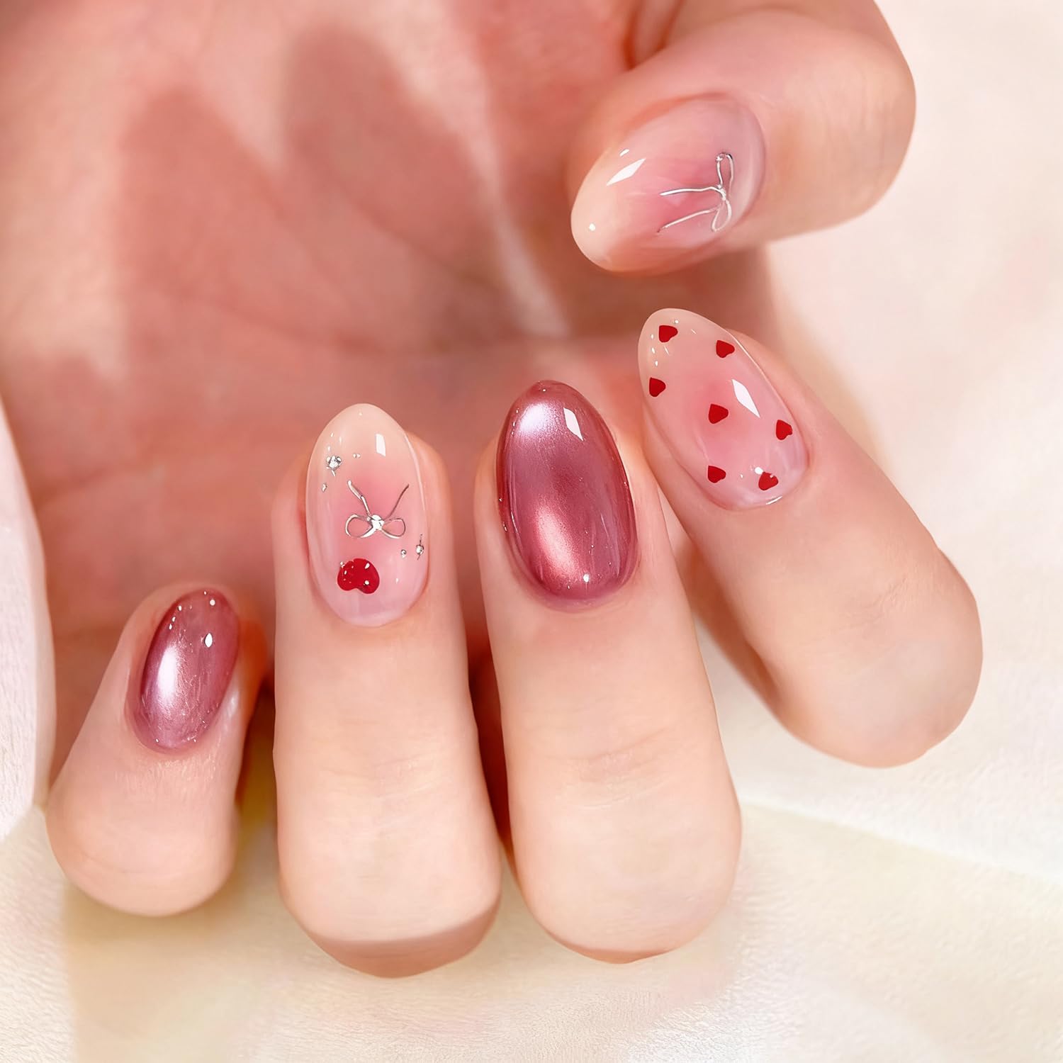 Uñas Posyofet con corazon y lazo en almendra para look romantico