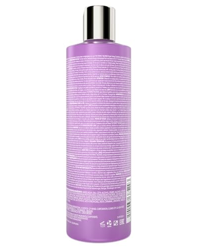 PRAVANA aplicación del acondicionador púrpura para cabello rubio con tono equilibrado.