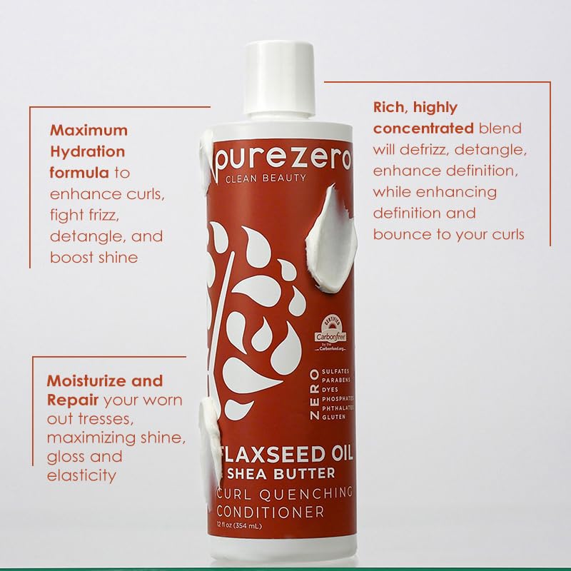 Detalle de textura cremosa del champú Purezero para limpieza suave.