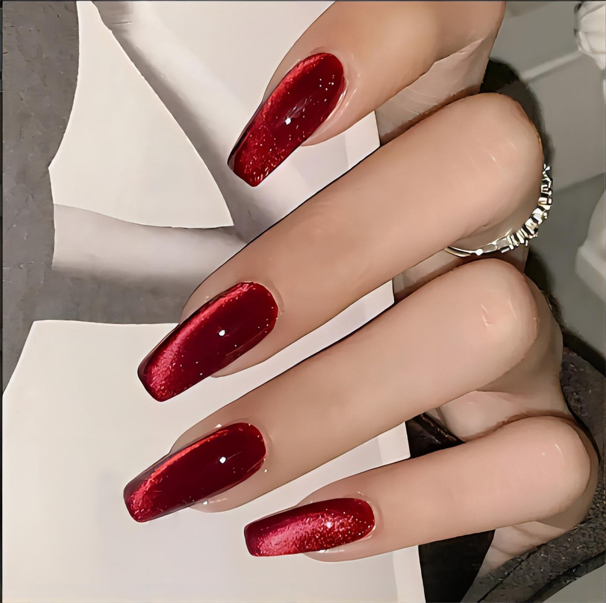 QQPPOLIU Uñas postizas rojas en forma ataúd con efecto ojos de gato para estilo audaz.