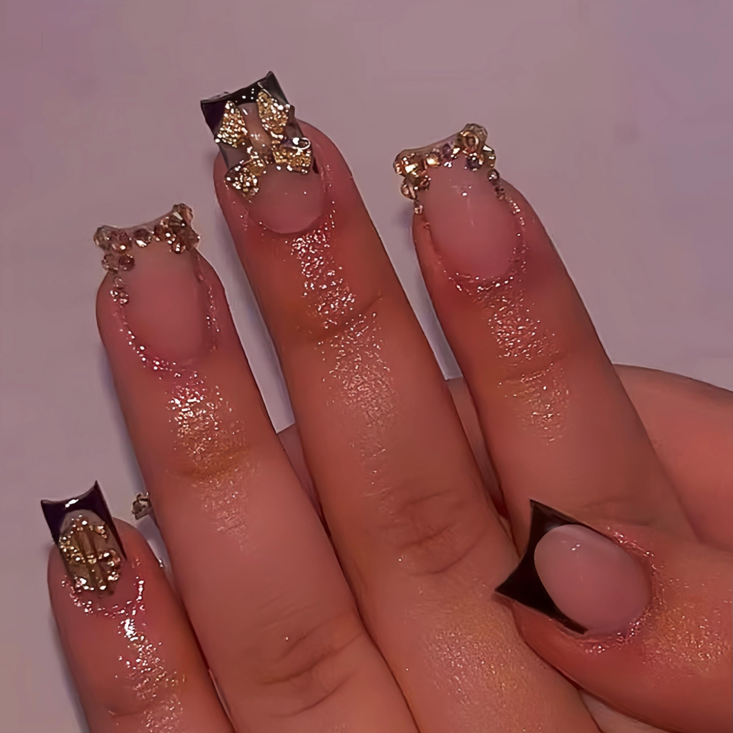 Quezadyl uñas frances negro con lazo dorado, estilo sofisticado para fiestas.