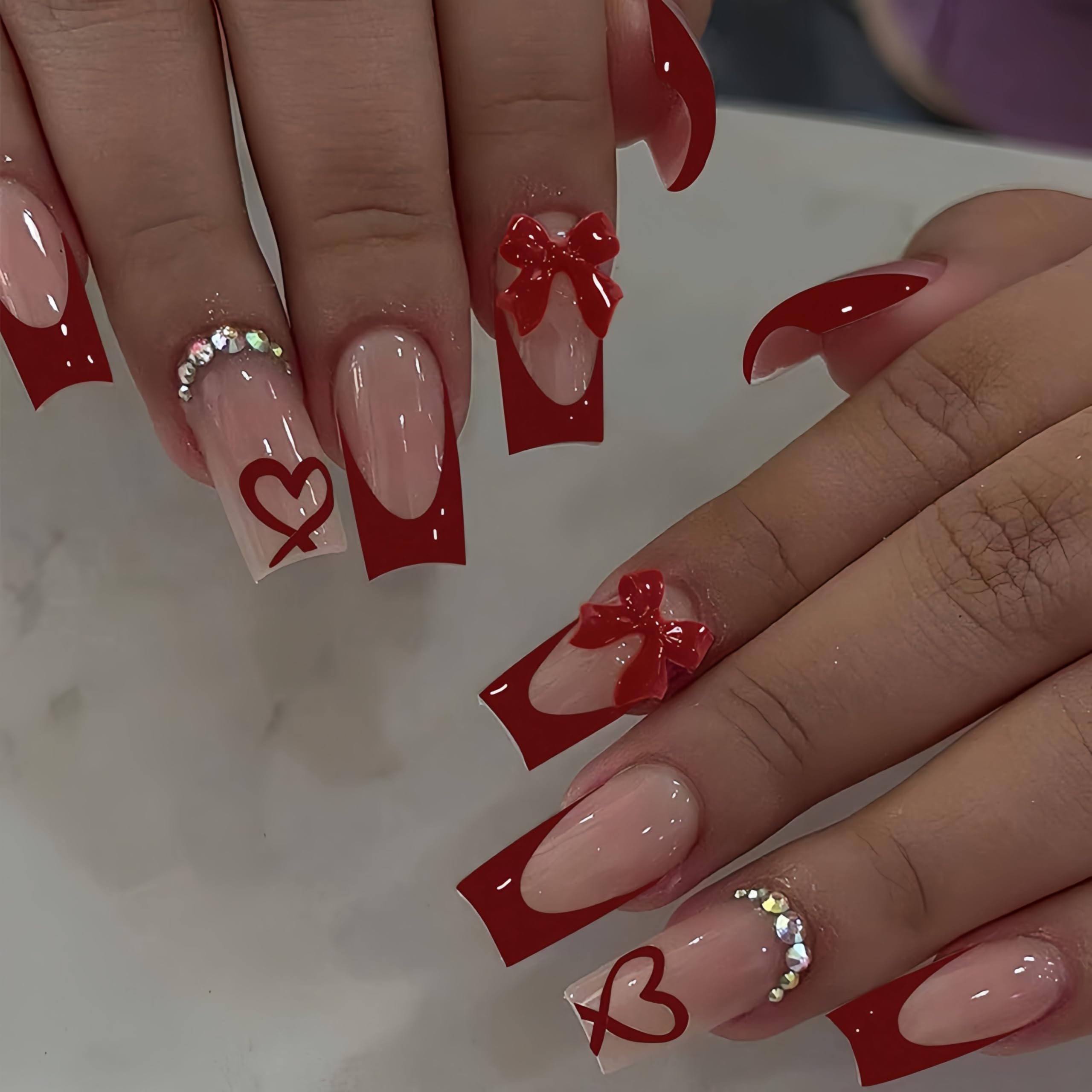Quezadyl uñas francesas rojas en forma ataúd mediana con corazones huecos, ideal para celebración.