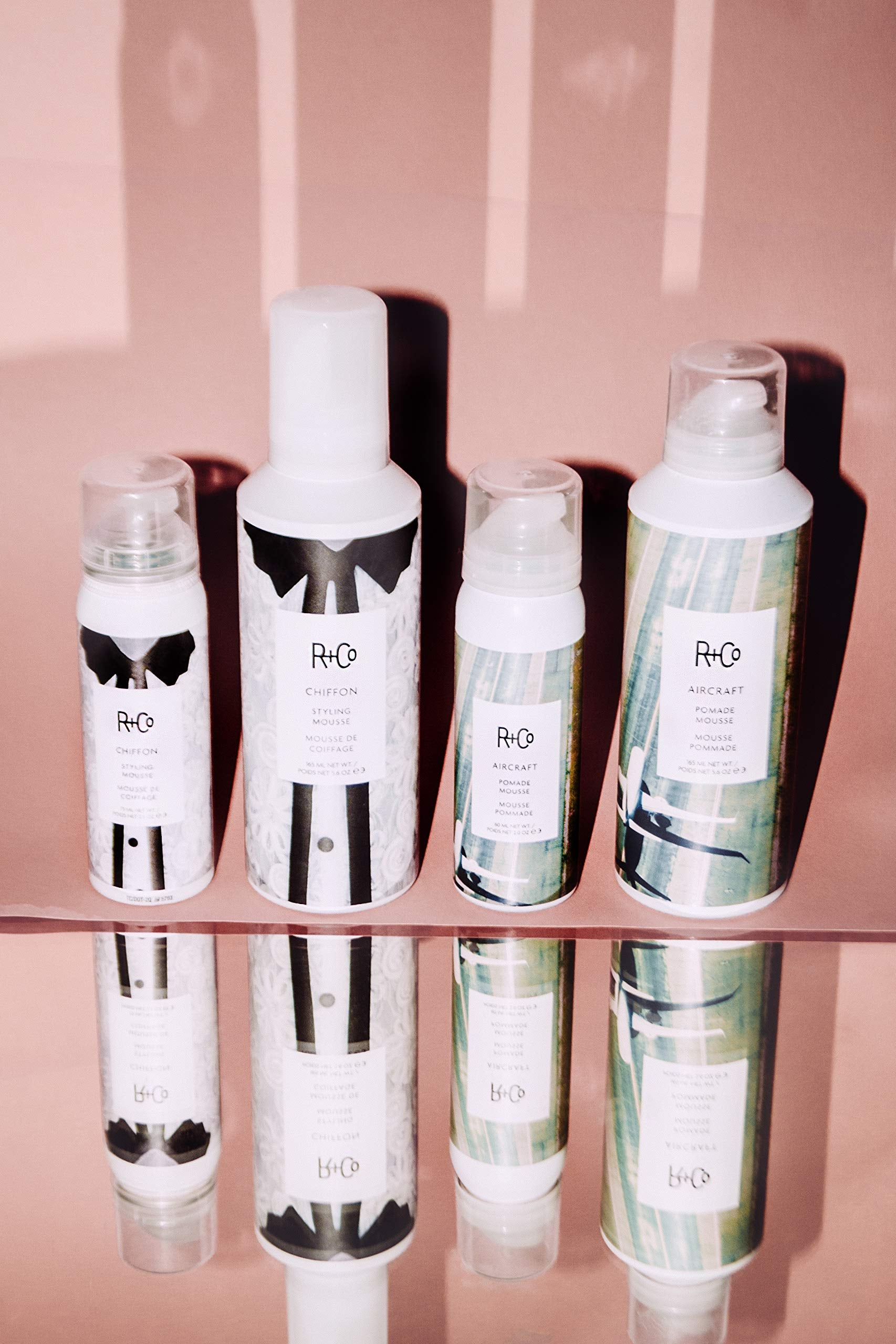 R+Co Aircraft Pomade Mousse en contraste húmedo, ofrece control ligero y frizz mínimo