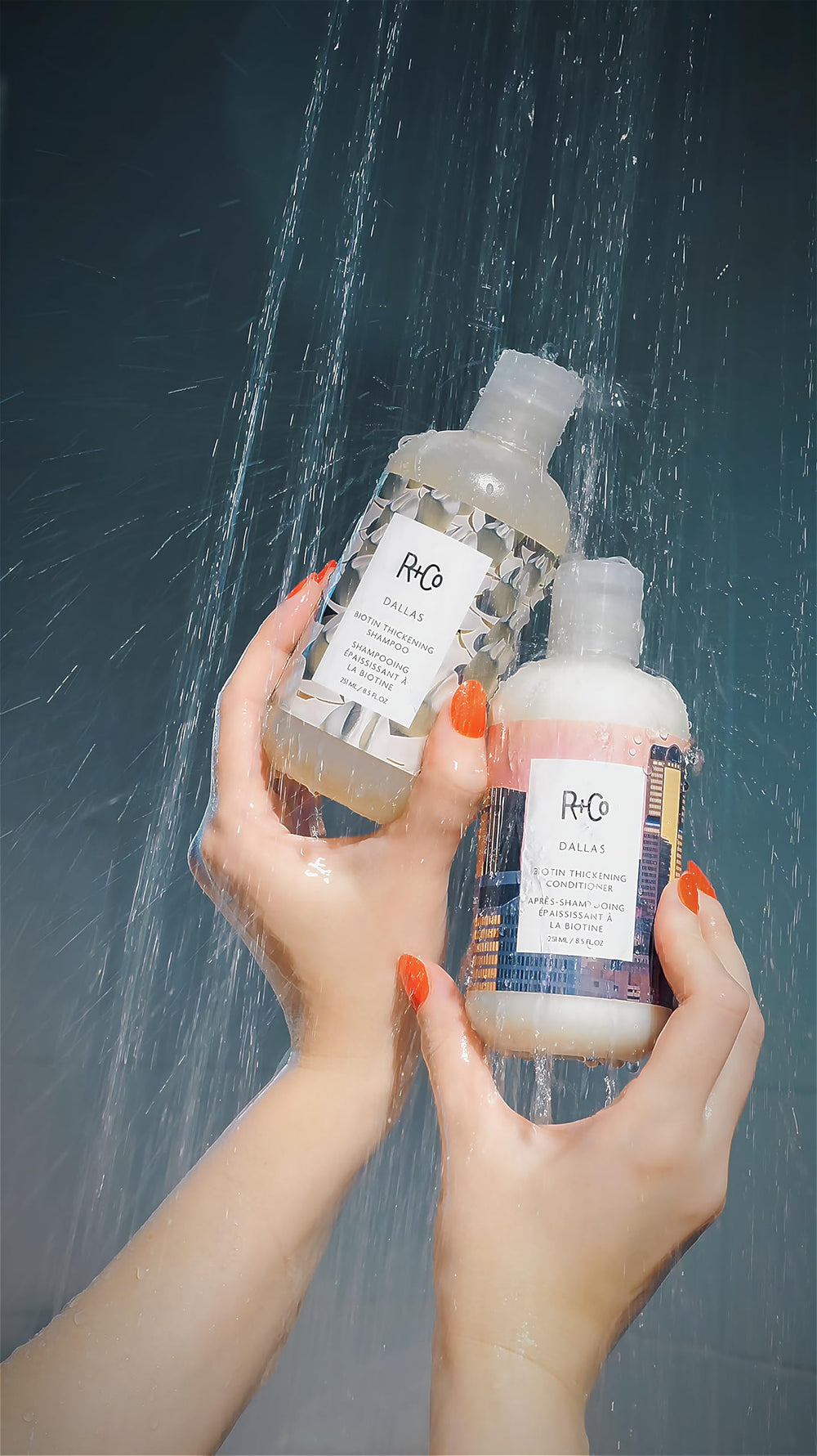 R+Co Dallas extracto botánico da cuerpo al cabello.