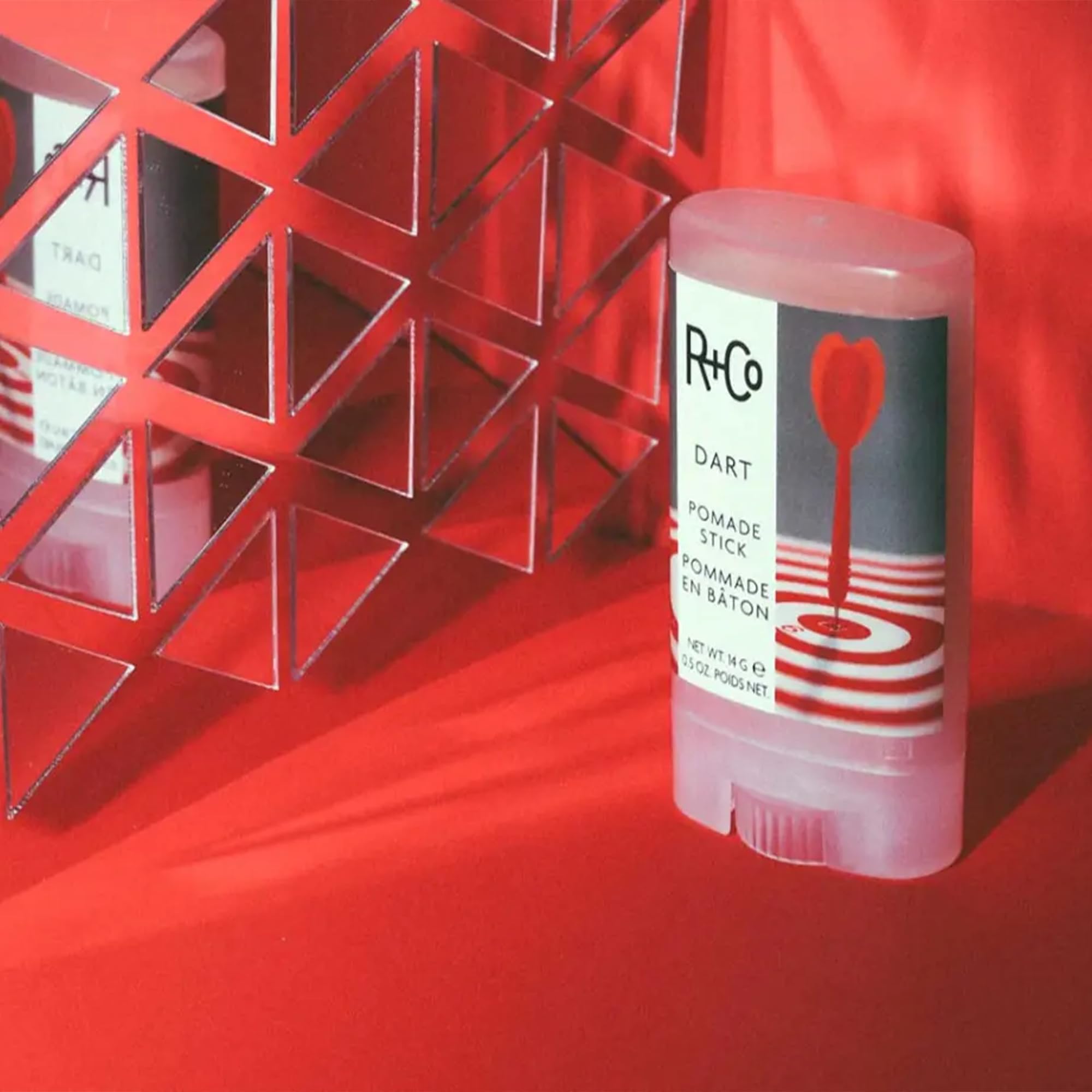 R+Co Dart Pomade Stick: aplicación directa en el cabello para retoques rápidos.