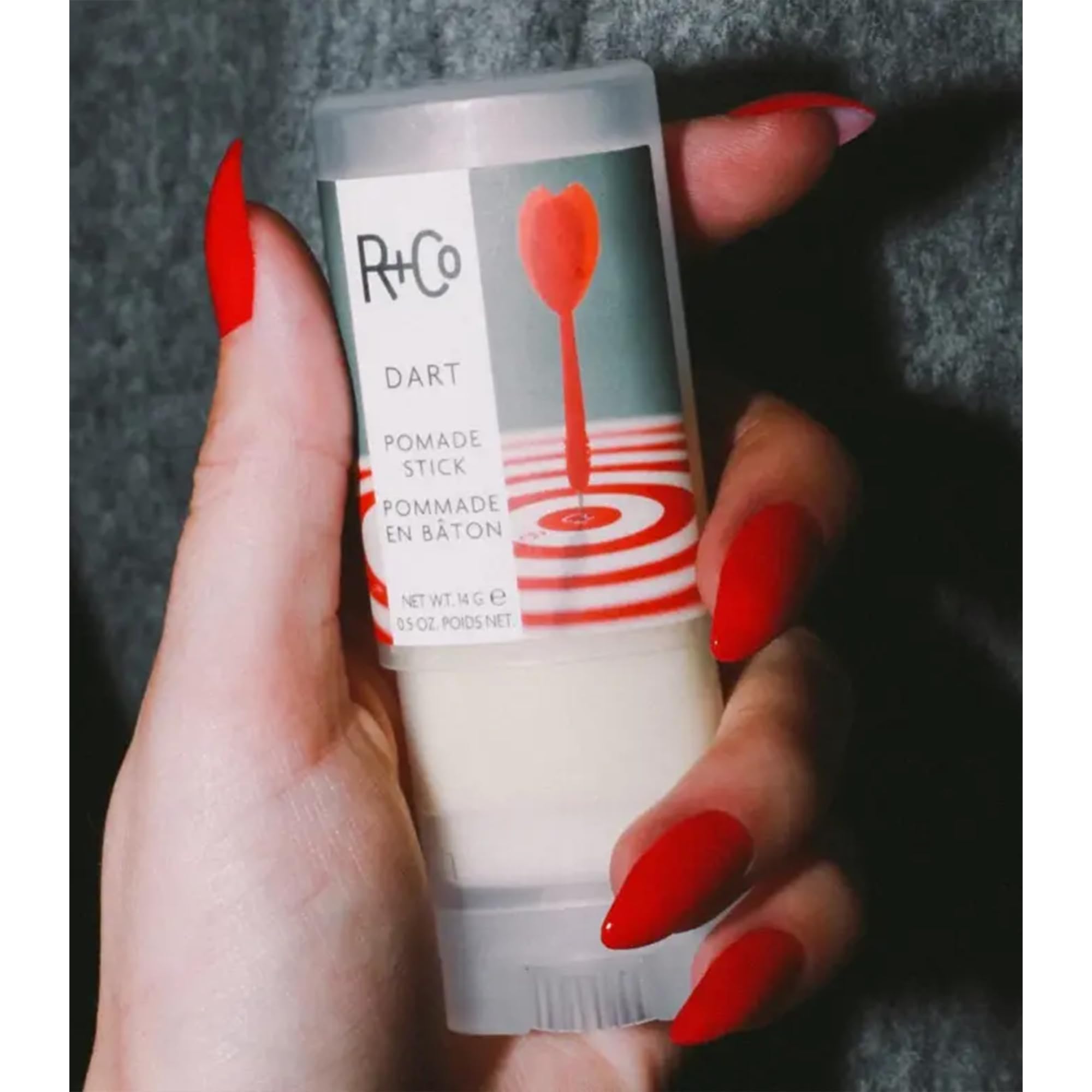 R+Co Dart Pomade Stick ofrece fórmula vegana sin parabenos para un peinado consciente.