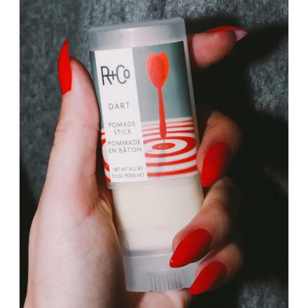 R+Co Dart Pomade Stick ofrece fórmula vegana sin parabenos para un peinado consciente.