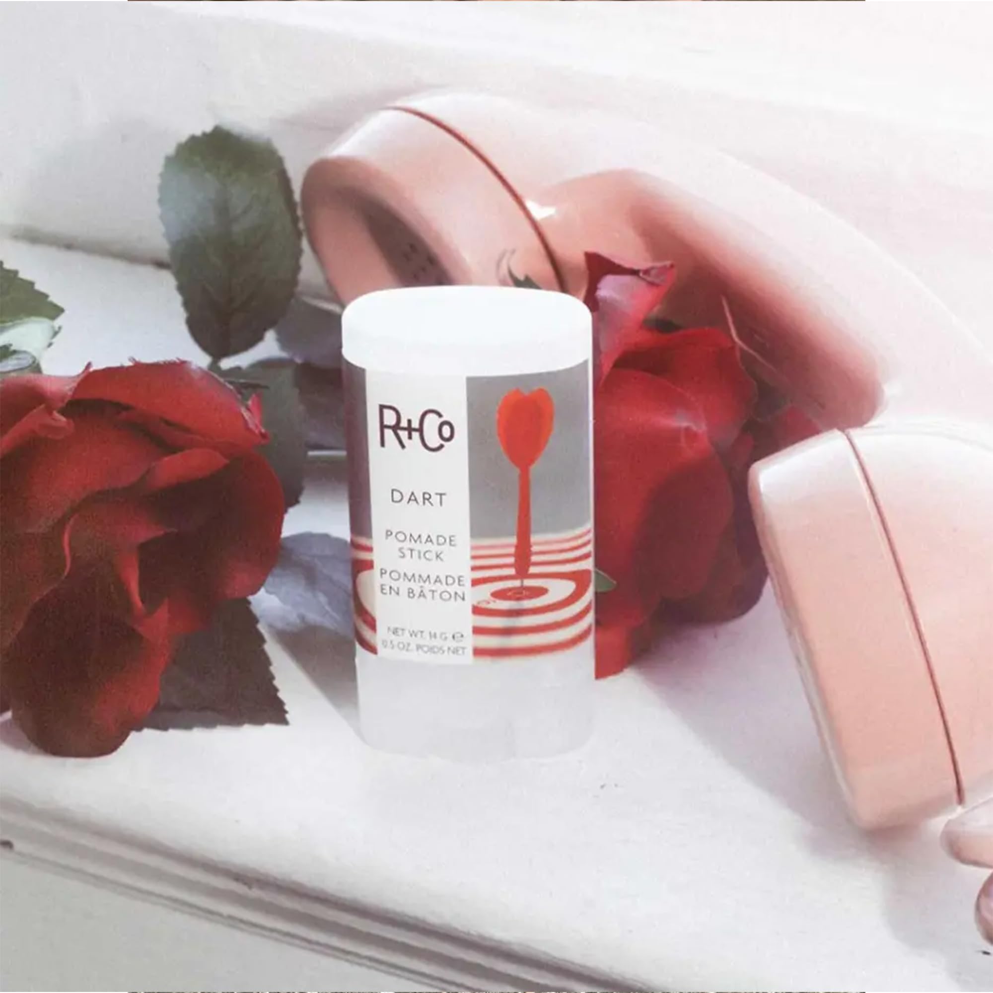 R+Co Dart Pomade Stick: ideal para cabellos rizados con definición duradera.