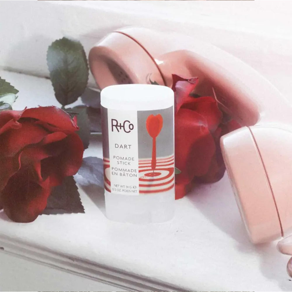 R+Co Dart Pomade Stick: ideal para cabellos rizados con definición duradera.