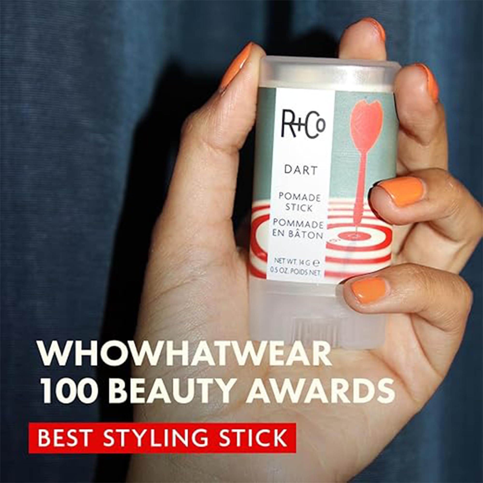R+Co Dart Pomade Stick: textura satinada que define sin dejar residuos pesados.