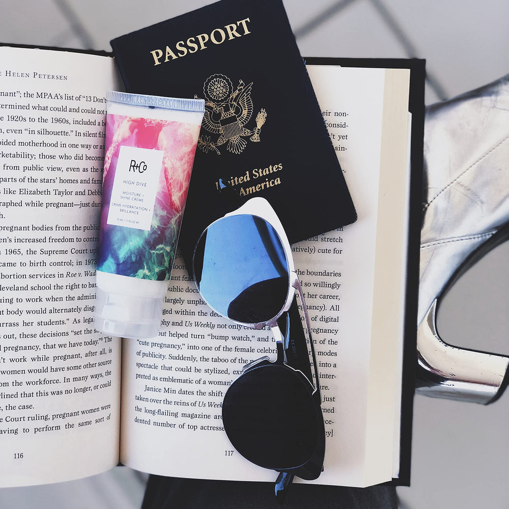 R+Co High Dive crema deluxe: envase práctico para uso diario.