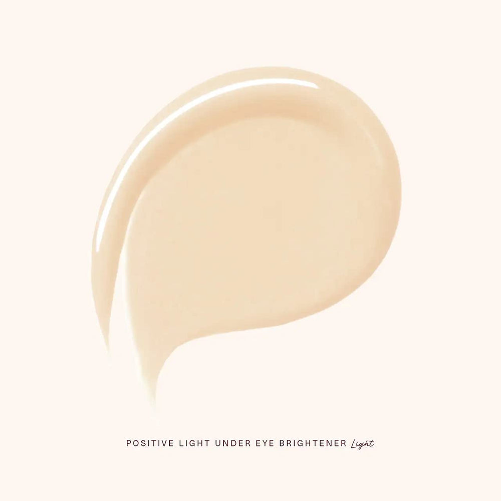 Aplicación suave del iluminador Rare Beauty para ojeras ofrece brillo ligero.