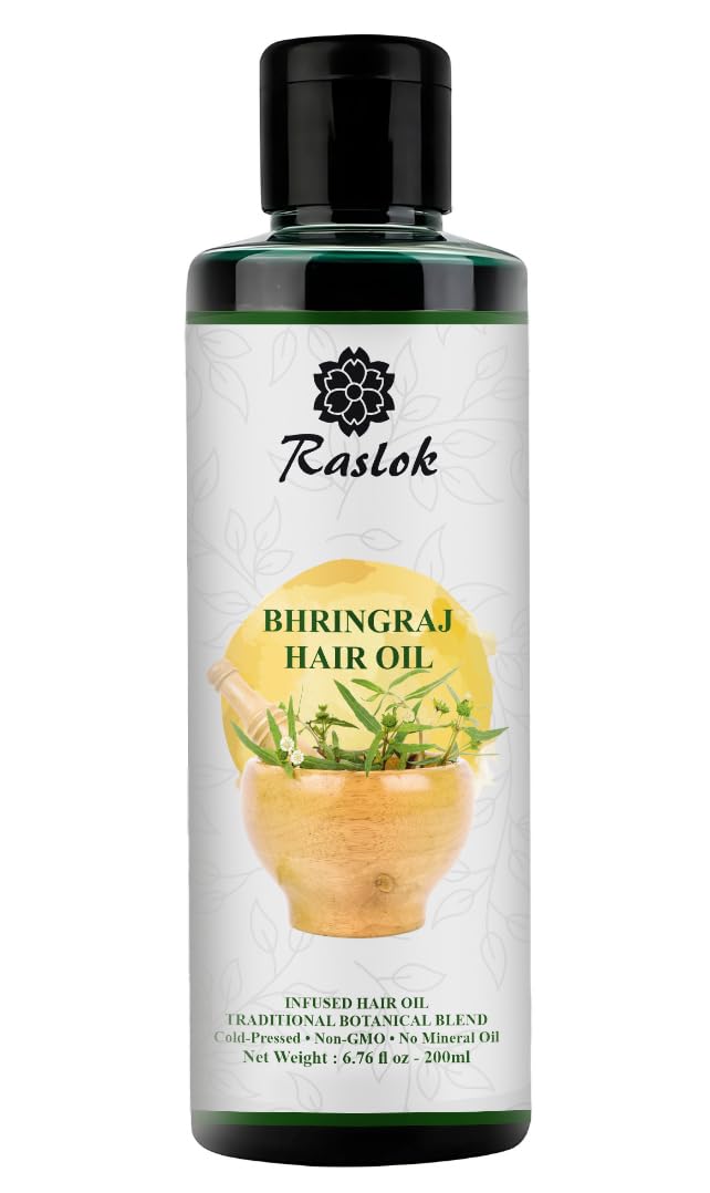 Raslok Bhringraj aplicado en cuero cabelludo para manejo suave.