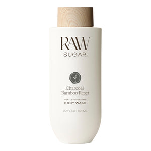 RAW SUGAR Charcoal Bamboo Reset, botella-frente: diseño limpio y purificante para la ducha.