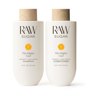Raw Sugar Mighty Curl champú: vertido en botella para limpieza suave del cuero cabelludo