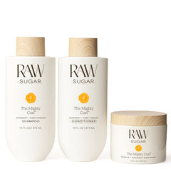 Raw Sugar Mighty Curl champú: botella visible, limpieza suave para rizos definidos.