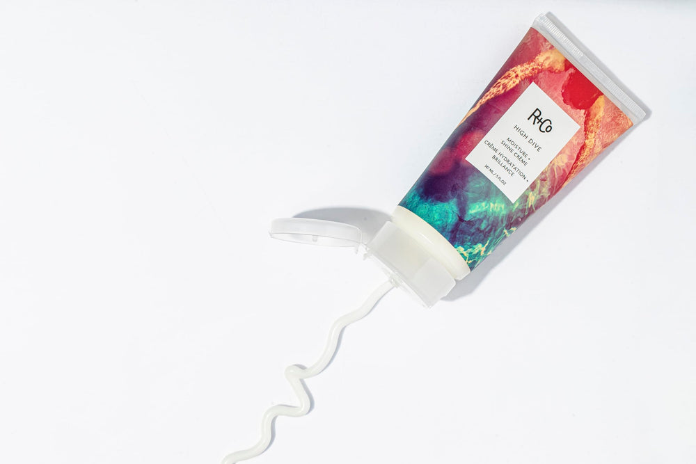 R+Co High Dive aporta vitamina E para cabello nutrido