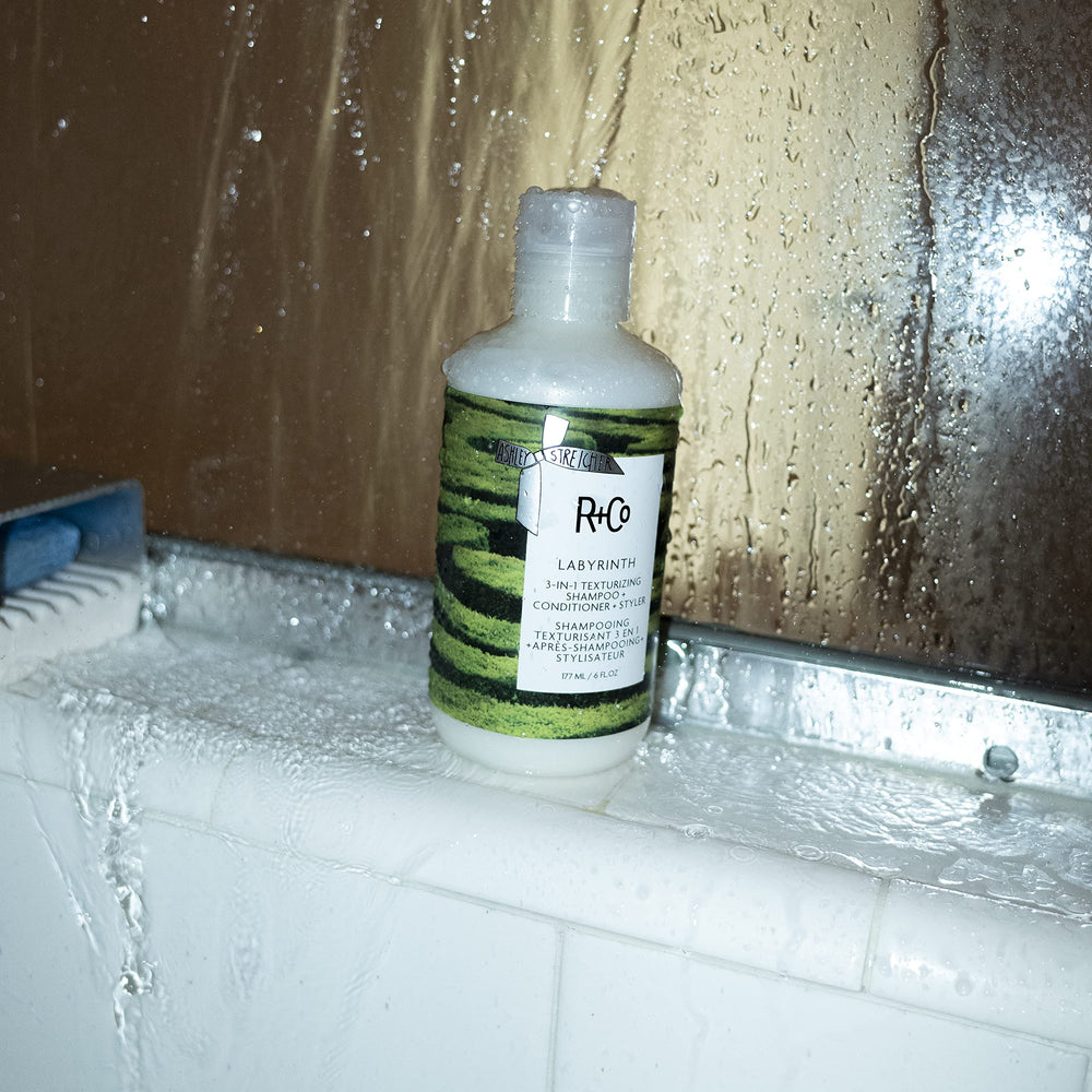 R+Co Labyrinth ingredientes de plantas para hidratación y nutrición del cabello.