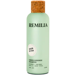 Remilia Green Goddess Shampoo con aceite de romero, limpia suavemente y revitaliza el cabello.