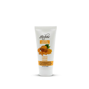 Reshma Beauty lavando facial cúrcuma en botella, piel fresca y limpia.