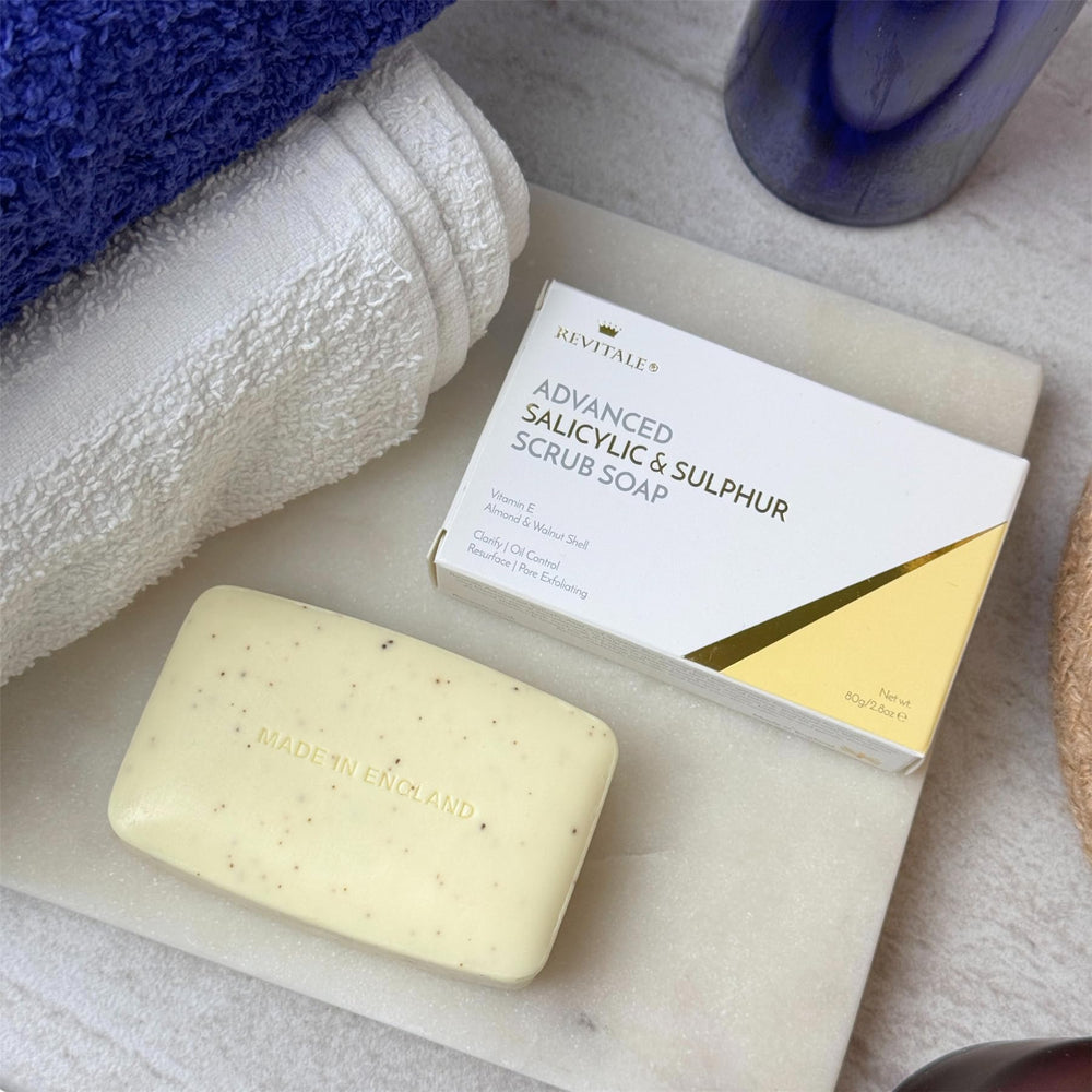 REVITALE Jabón exfoliante con vitamina E para hidratación y protección.