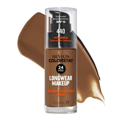 Base líquida Revlon ColorStay en envase de vidrio con acabado mate duradero.