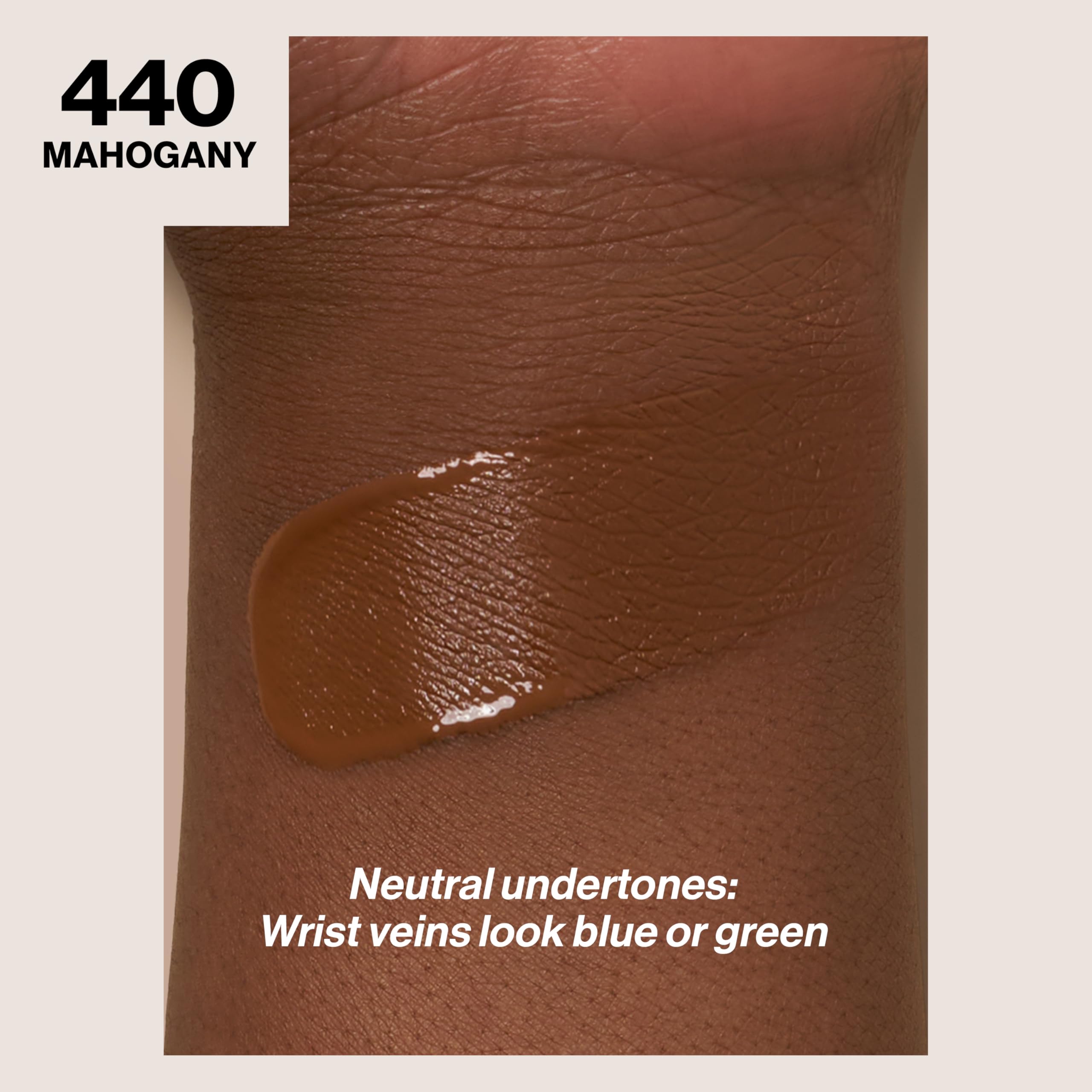 Muestra de tono 440 Mahogany para piel morena con cobertura media-alta.