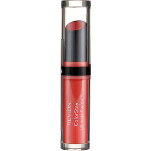 REVLON ColorStay Ultimate Suede labial frente, acabado sedoso y color duradero.