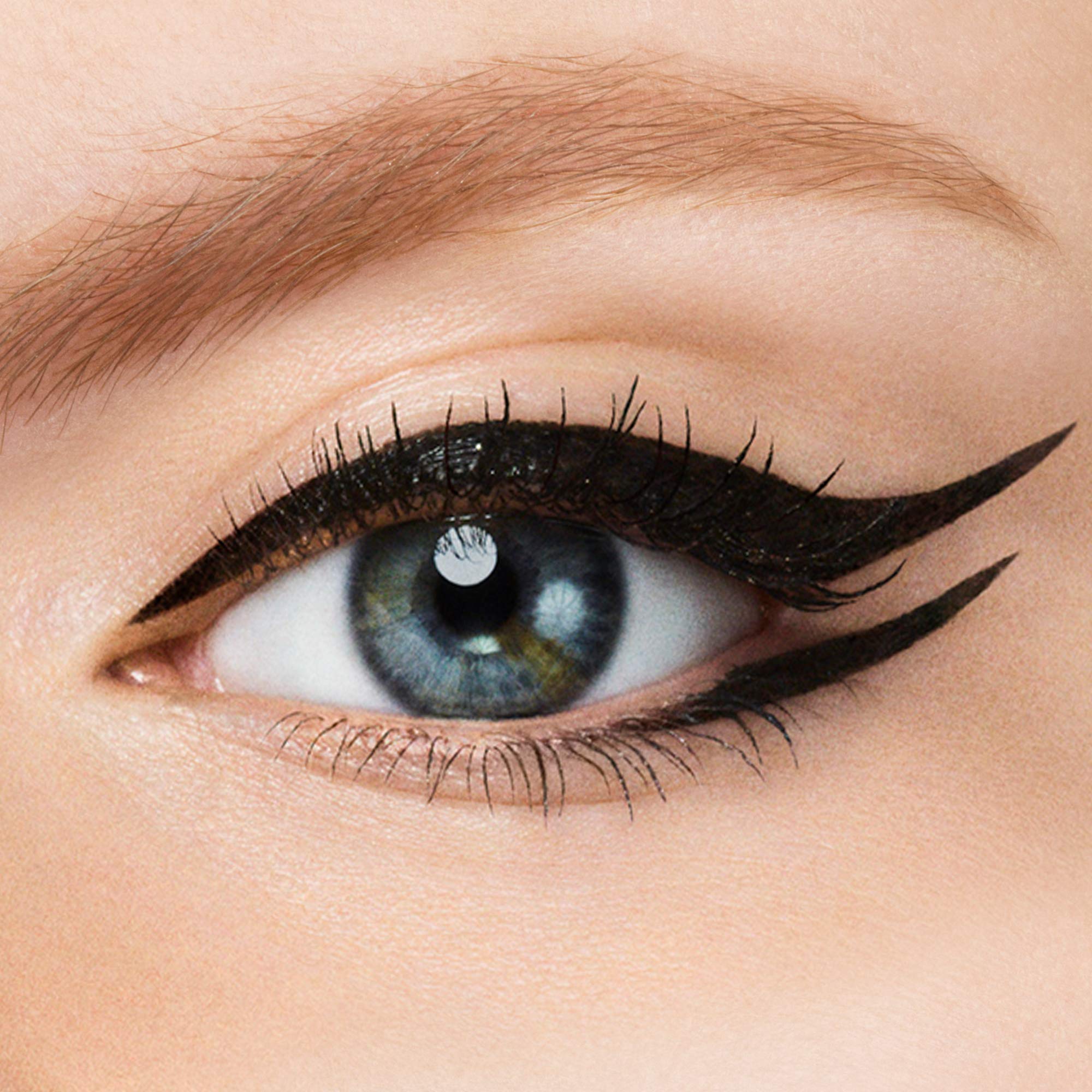 Delineador líquido Revlon ideal para crear look cat-eye claro.