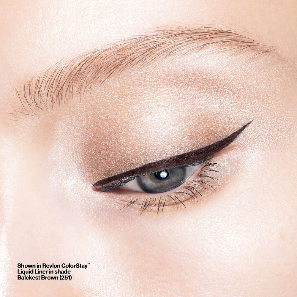 Revlon ColorStay realza la mirada para looks nocturnos y definidos.