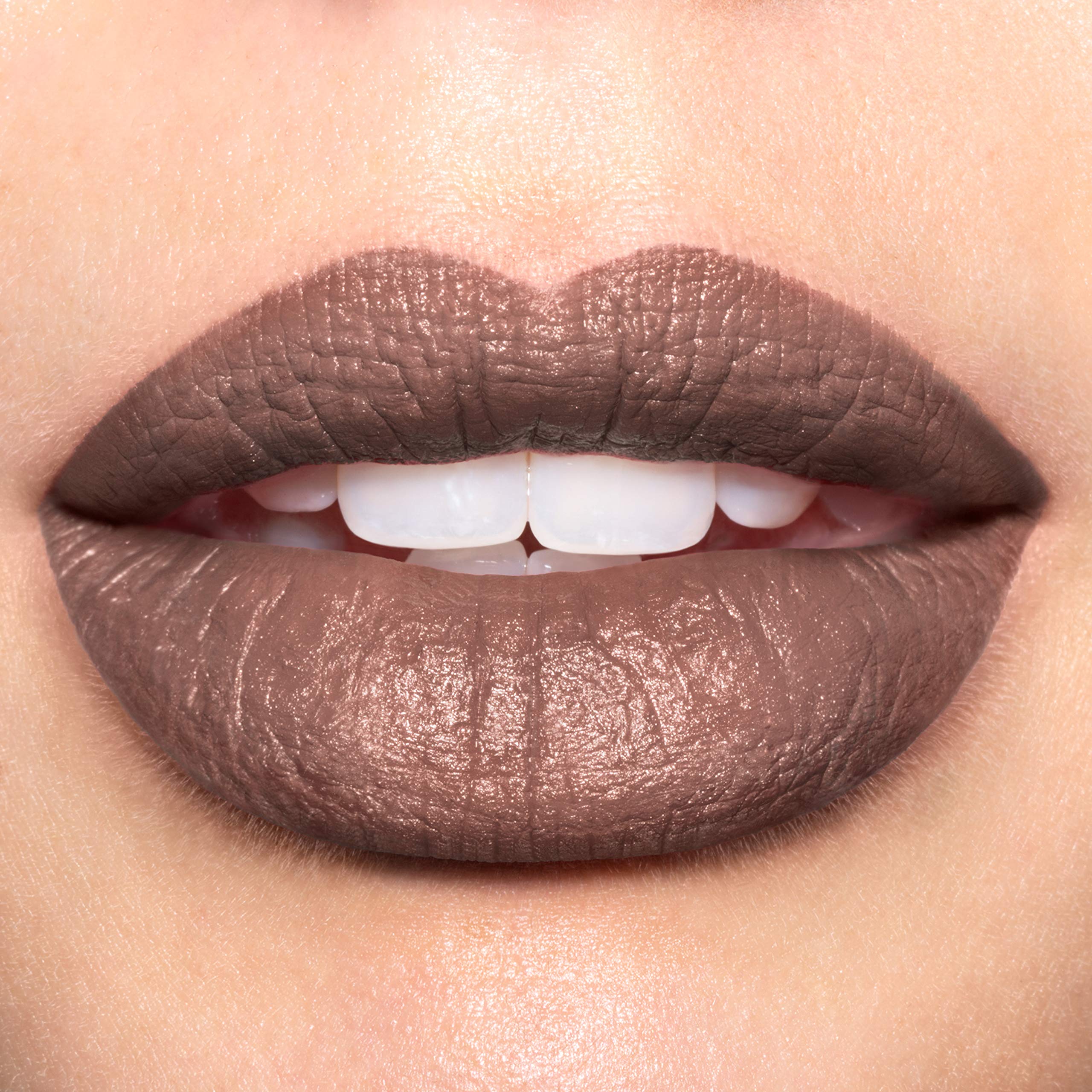 Labial mate de Revlon con cacao especiado, sensación sedosa en una pasada.