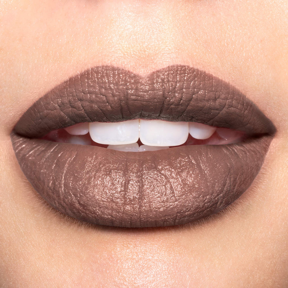 Labial mate de Revlon con cacao especiado, sensación sedosa en una pasada.