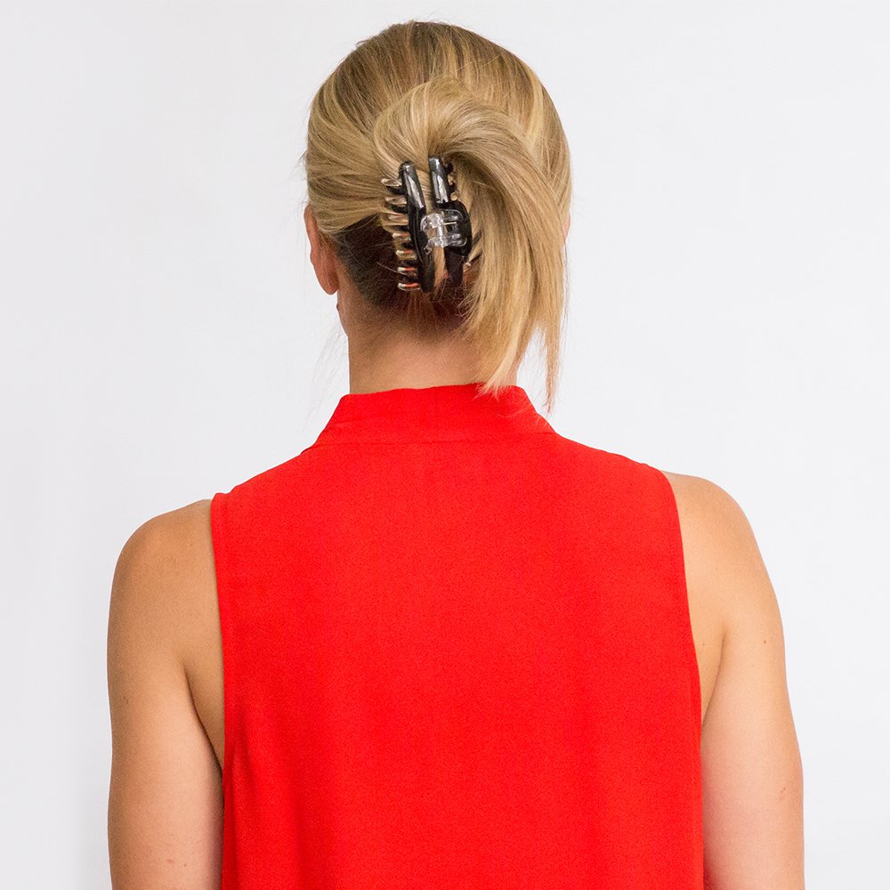 Pinza REVLON para cabello fino o grueso con sujeción estable.