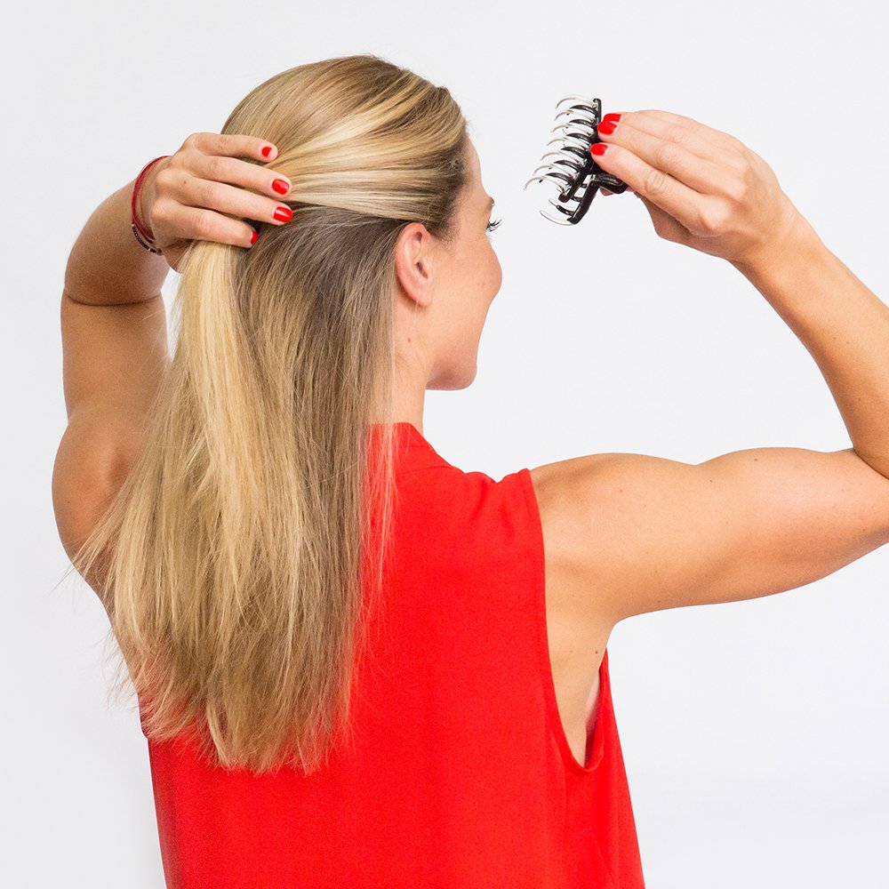 Diseño elegante de pinza REVLON para looks variados.