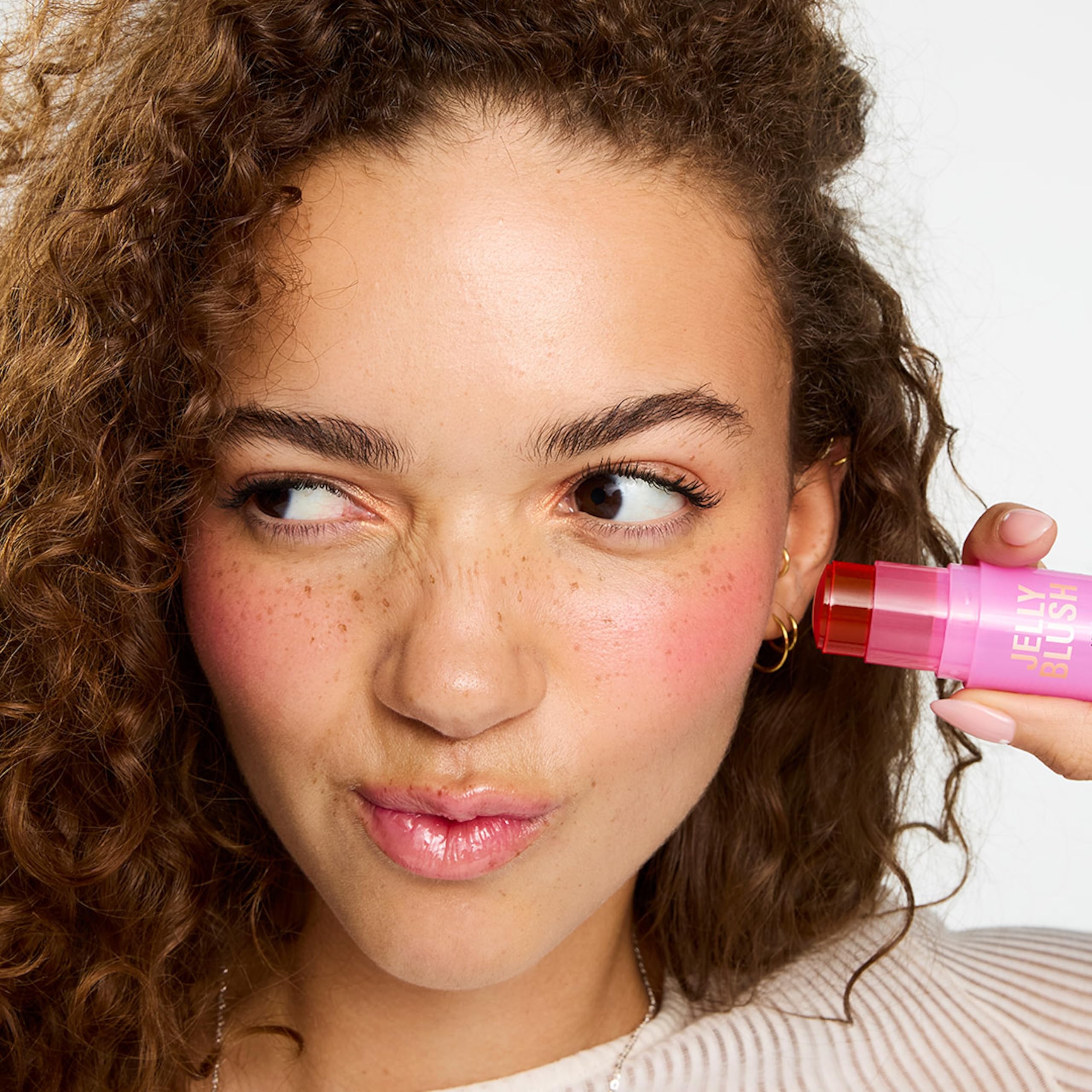 Revolution Beauty London aplicación con dedo, facilita construir pigmento progresivamente