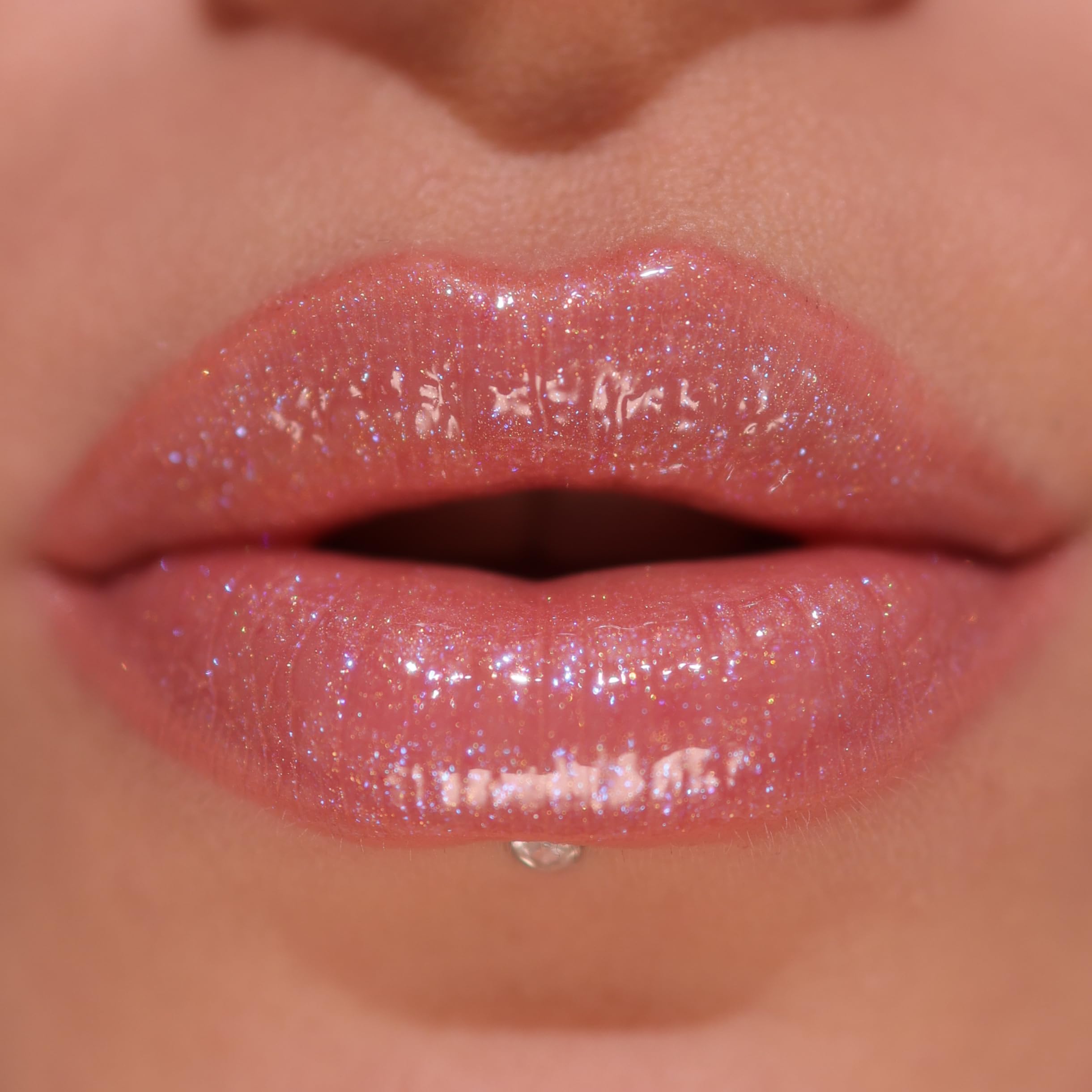 Revolution Pout Bomb Shimmer Lip Gloss Chocolate Sparkle para un look diario glamuroso