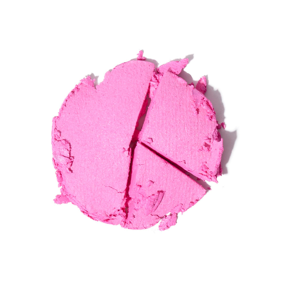 Revolution Beauty London Bouncy Blur Blush, diseño portátil para retoques en cualquier lugar.