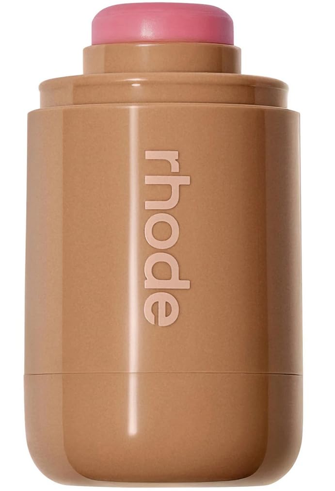 Rhode Pocket Blush Piggy: aplicación en mejillas para un tono rosado suave y duradero.