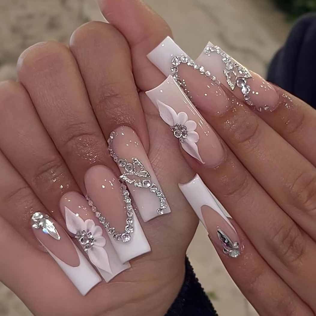 RikView Uñas francesas cuadradas con flores 3D, acabado blanco brillante para look elegante.